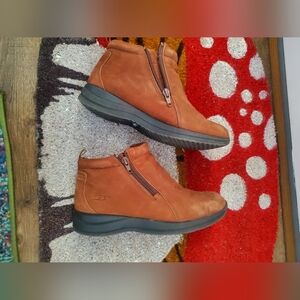 Moving Sale Women's tan size 7 Dr Scholls suede ankle boot shoes